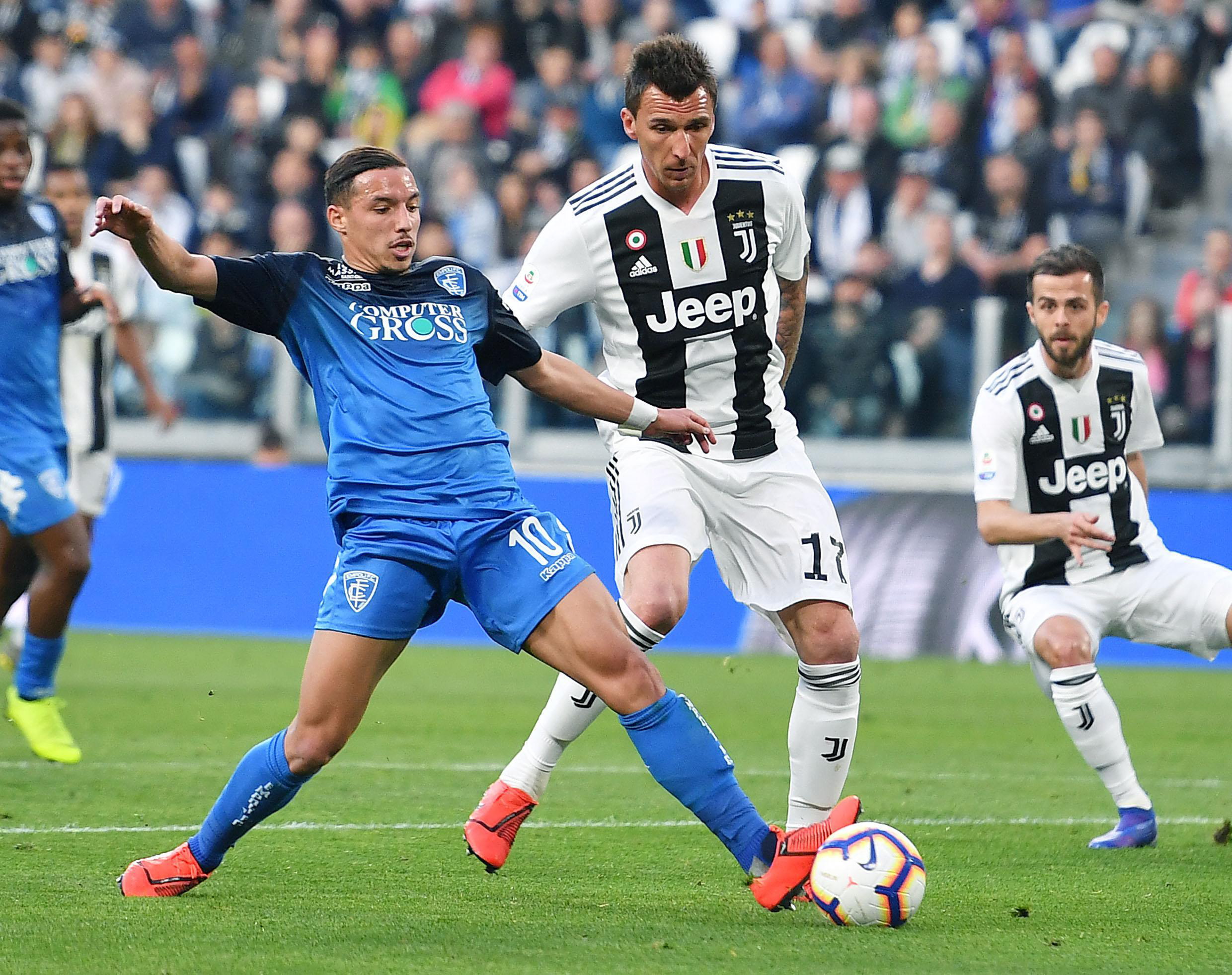 加泰电台：拉波尔塔想请前球员回诺坎普拍照，梅西不太可能去（加泰电台：拉波尔塔拟邀昔日球员回诺坎普合影，梅西出席可能性不大）