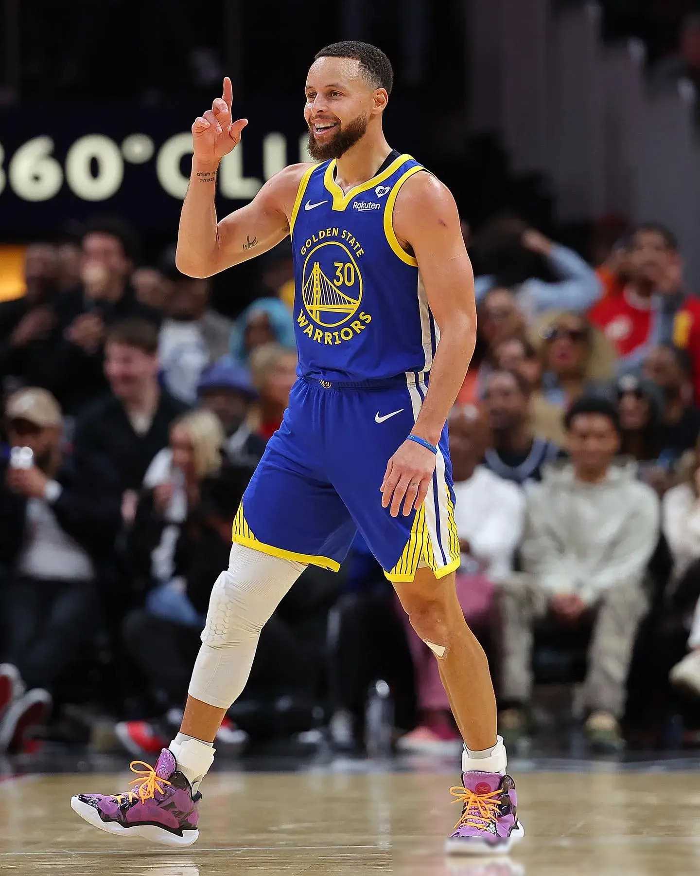 76人队记：庄神右膝扭伤，本场比赛不会回归（76人记者：庄神右膝扭伤，本场不再出战）