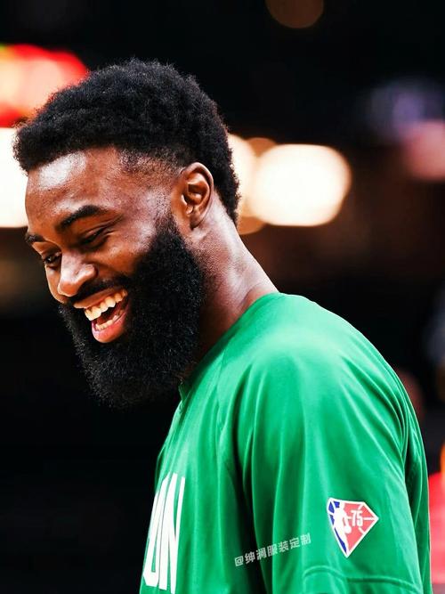 霍伊伦德梅开二度 那不勒斯击败尤文后登上意甲榜首（霍伊伦德双响 那不勒斯击退尤文登顶意甲榜首）