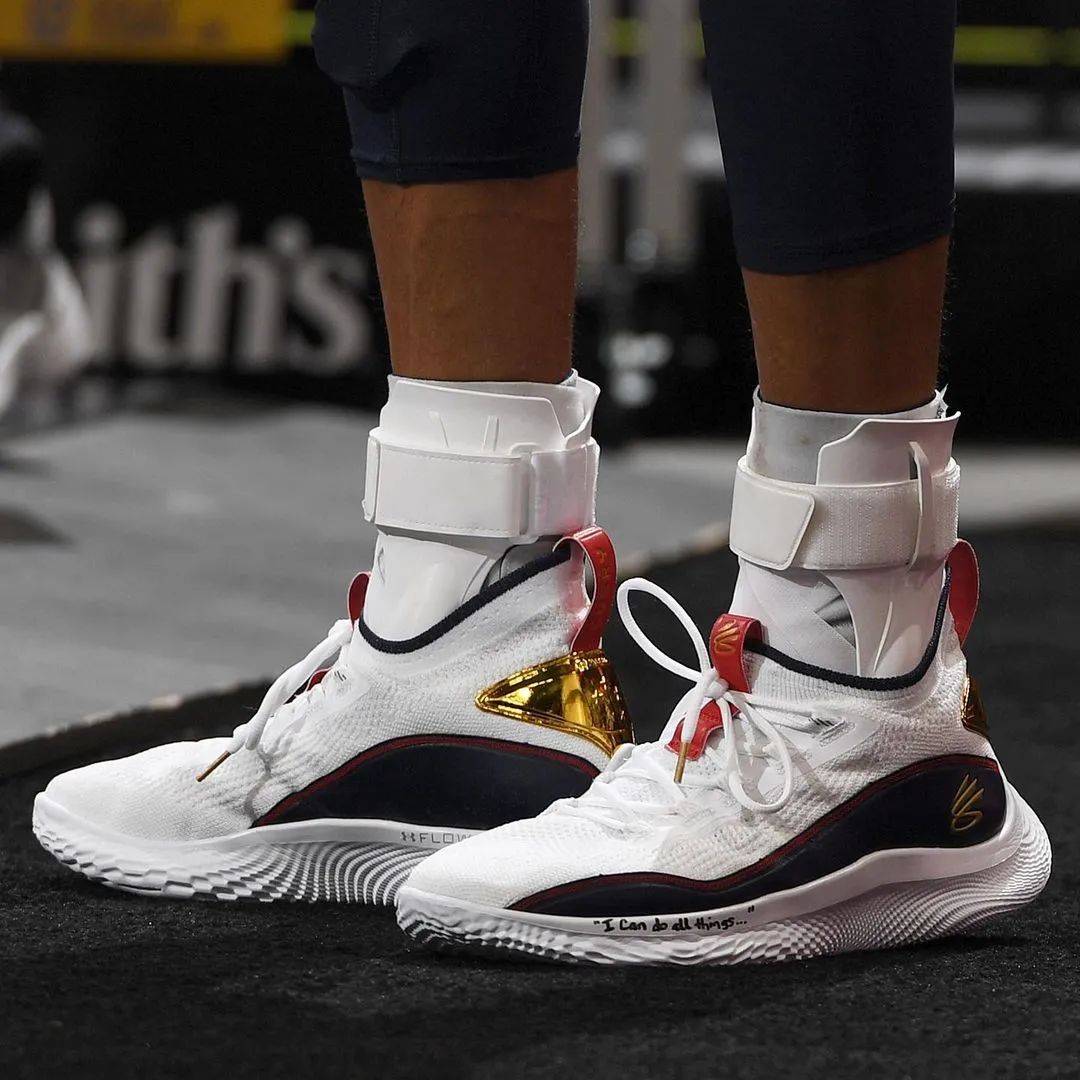 詹姆斯篮板抢断关键时刻锁定胜局（詹姆斯末段抢板断球，锁定胜局）