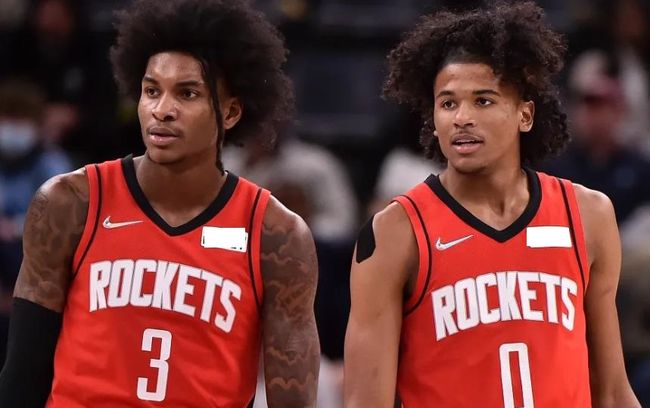 两人传接球，第三人要动 国际米兰这场比赛中有大量的“第三人动” 战术视角（战术视角：国际米兰此役大量运用两人传递引出的第三人跑动）