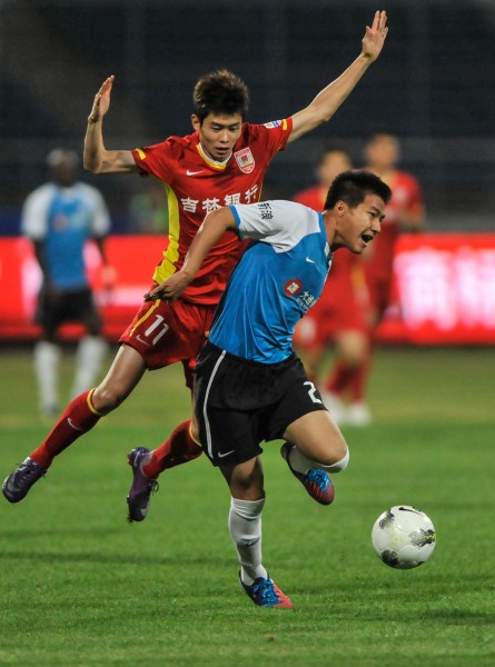 复出传射建功，内马尔率领桑托斯逃离降级区（内马尔复出一传一射，带领桑托斯脱离降级区）