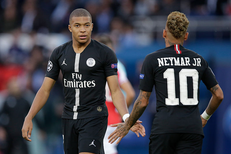 世界杯球票秒售罄，球迷抢票大战升级（世界杯门票瞬售一空，球迷抢票大战加剧）