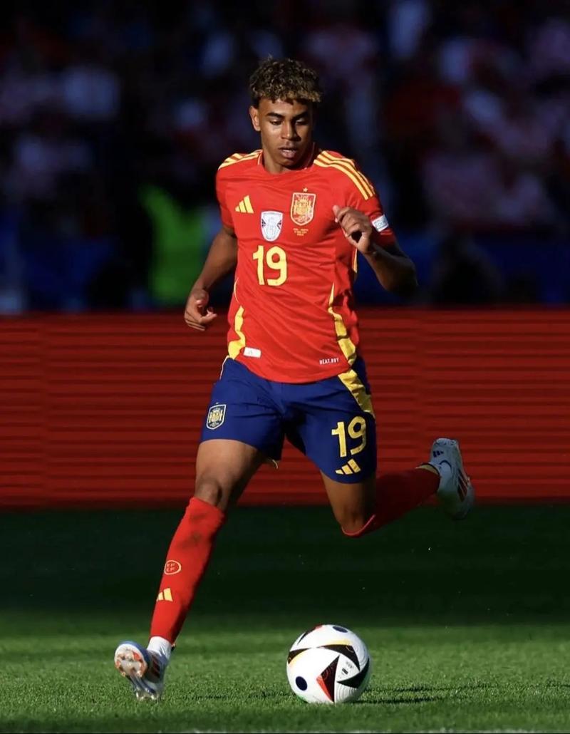 CBA揭幕战半场：布朗&塔克合砍25分，广厦51-41山西（CBA揭幕战半场战报：广厦51-41领先山西，布朗与塔克合砍25分）