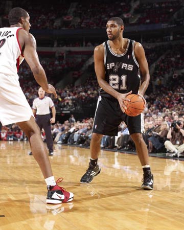 TA：阿莫林会坚持三后卫阵型，他认为这可以带领曼联重夺奖杯（TA：阿莫林将延续三中卫体系，坚信此举能助曼联再捧冠军）